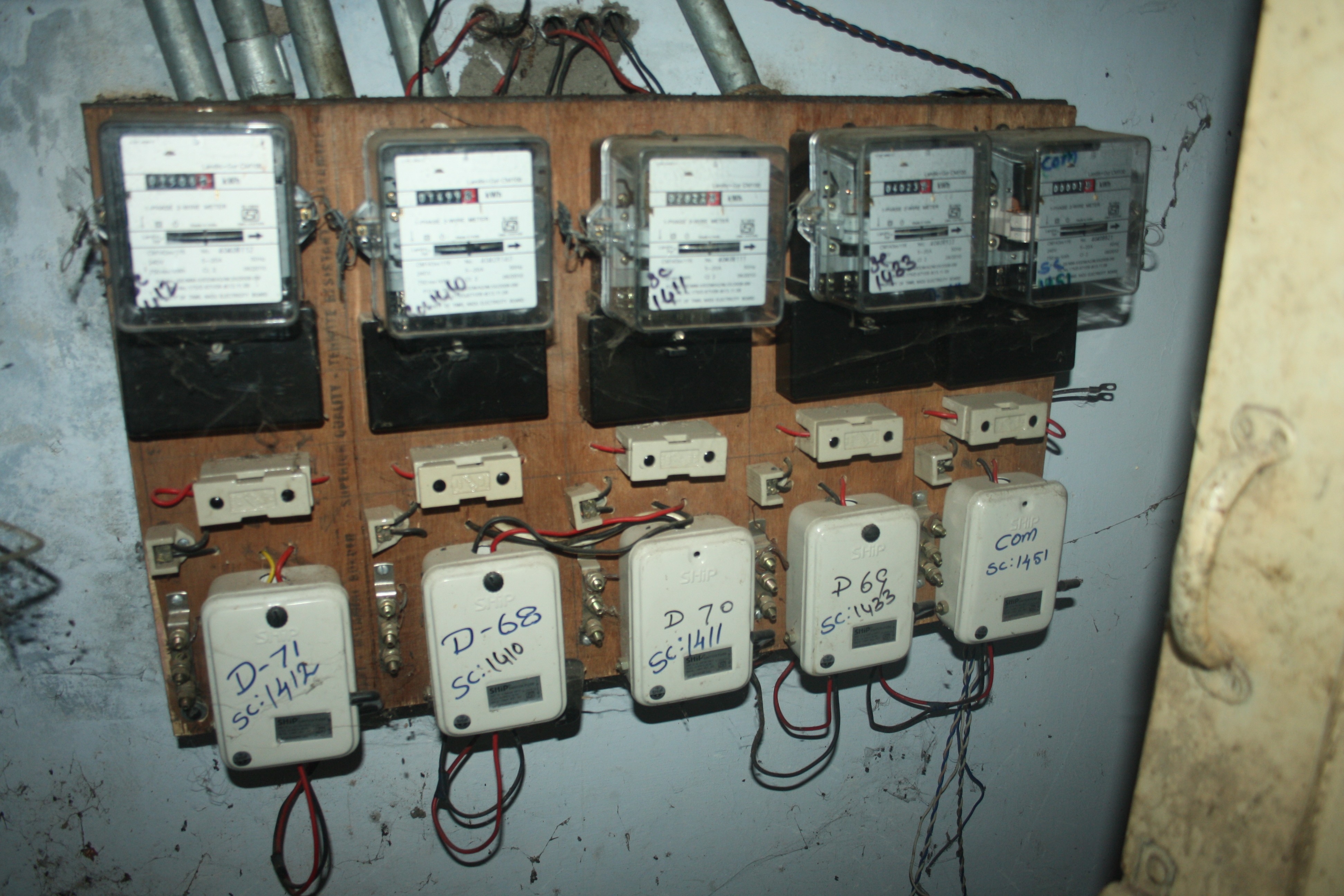 electrcity mains | source wikipedia https://upload.wikimedia.org/wikipedia/commons/f/f0/Electricity_meters_in_India.JPG